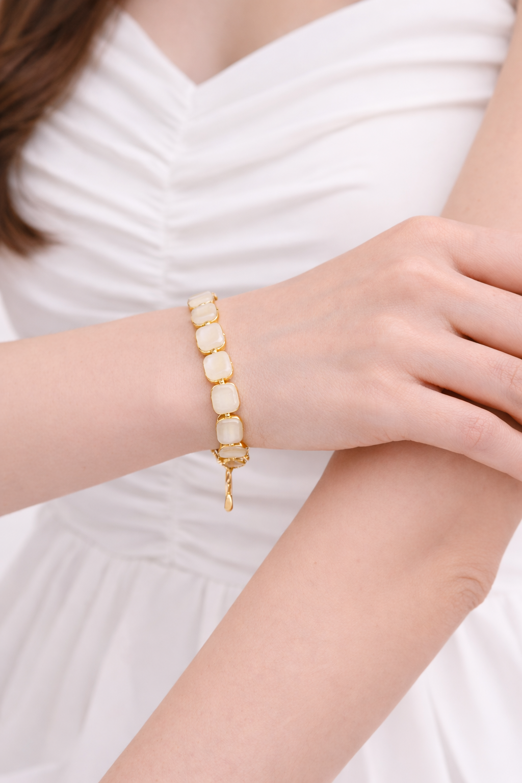 Elegant Gold Link Bracelet with Mother of Pearl Inlays