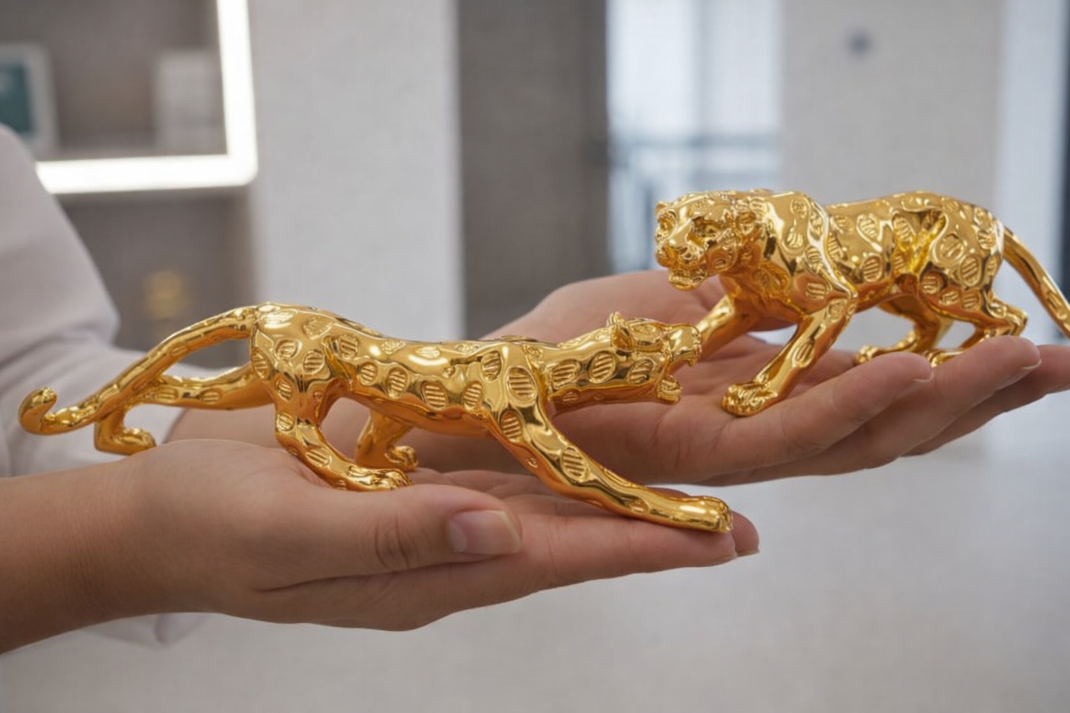 Luxury Golden Leopard Figurines (Set of 2) – Modern Geometric Resin Wildlife Decor